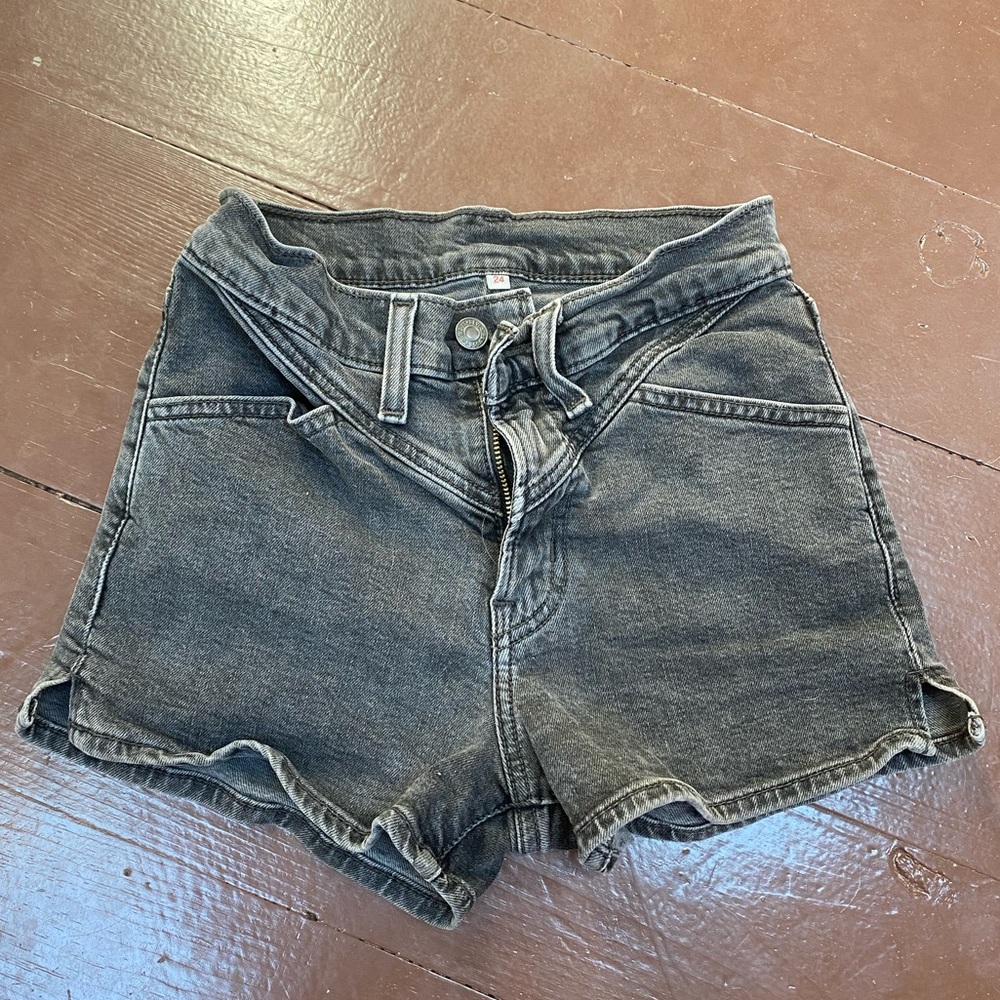 High waisted Grey Levi’s shorts